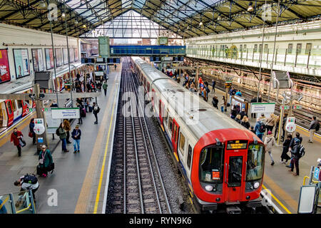 Ein Zug der S7 District Line nach Upminster fährt zur U-Bahnstation Earls Court in London, Großbritannien Stockfoto