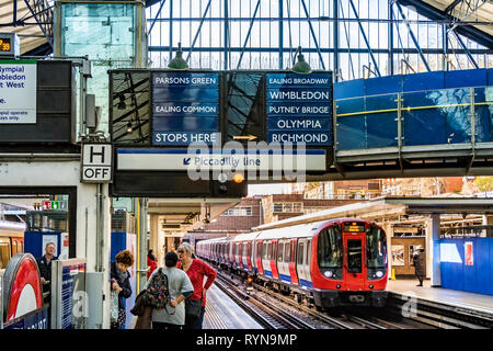 Eine U-Bahn-Linie mit U-Bahn-Linie S7 nach Upminster, Richtung Earls Court, London, Großbritannien Stockfoto