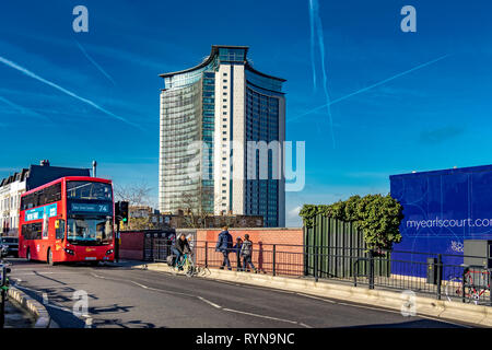 Das Empress State Building ist ein Hochhaus an der Grenze zwischen West Brompton und Earl's Court, das 1961 erbaut und von der Londoner Metropolitan Police besetzt wurde Stockfoto