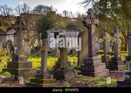 Gräber und Grabsteine auf dem Brompton Cemetery im Royal Borough of Kensington and Chelsea, SW London, Großbritannien Stockfoto