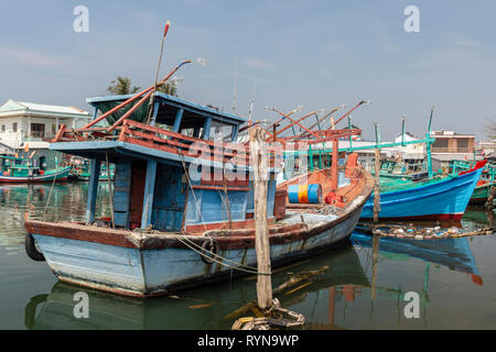 Fischerboote am Hafen im Fluss von Schinken Ninh, Bild von Phu Quoq Island, Vietnam. Stockfoto