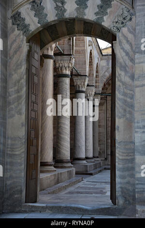 Eingang Blick in den Innenhof der Moschee von SELIM I (Yavuz Sultan Selim Camii), Fener, Istanbul, Türkei, Europa öffnen. Stockfoto