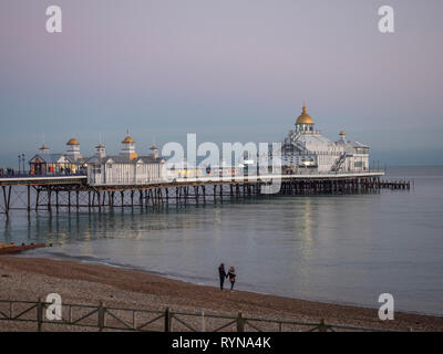 Eastbourne ist ein Badeort an der englischen Südostküste. An der Küste sind viktorianische Hotels aus dem 19. Jahrhundert Eastbourne Pier und einen 1930er Jahre Musikpavillon Stockfoto