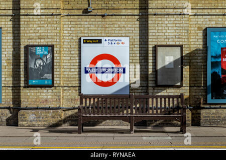 Eine Bank auf dem Bahnsteig der U-Bahn-Station West Brompton, South West London, London, Großbritannien Stockfoto