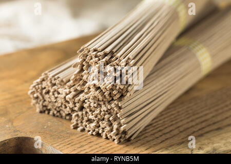 Getrocknete Bio Buchweizen Soba Nudeln fertig zu kochen Stockfoto