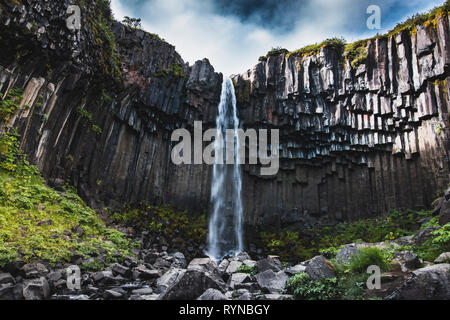 Svartifoss Wasserfall in Island in der Sommersaison Stockfoto