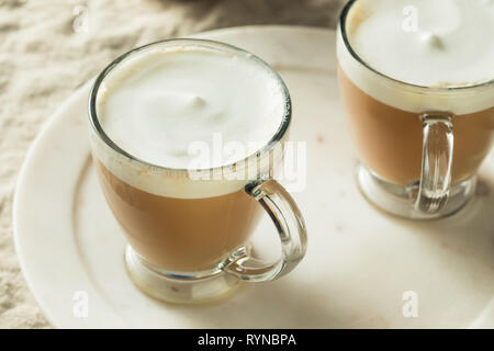 Hot Londoner Nebel Kaffee trinken mit geschäumter Milch Stockfoto