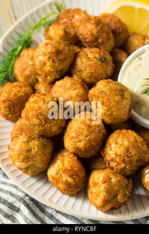 Hausgemachte Meeresfrüchte Mini Crab Cake Kugeln mit Sauce Tartar Stockfoto