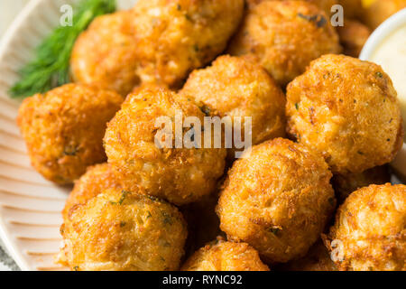 Hausgemachte Meeresfrüchte Mini Crab Cake Kugeln mit Sauce Tartar Stockfoto