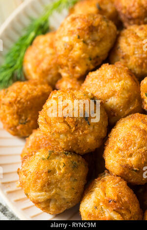 Hausgemachte Meeresfrüchte Mini Crab Cake Kugeln mit Sauce Tartar Stockfoto