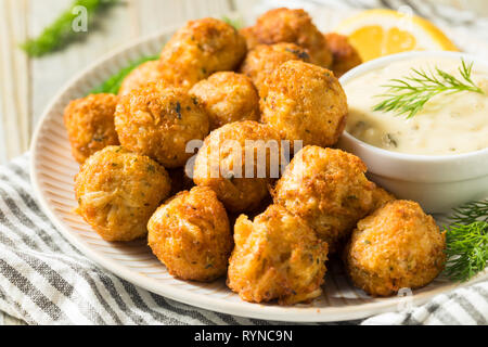 Hausgemachte Meeresfrüchte Mini Crab Cake Kugeln mit Sauce Tartar Stockfoto