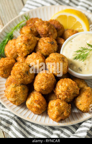 Hausgemachte Meeresfrüchte Mini Crab Cake Kugeln mit Sauce Tartar Stockfoto