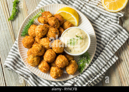 Hausgemachte Meeresfrüchte Mini Crab Cake Kugeln mit Sauce Tartar Stockfoto