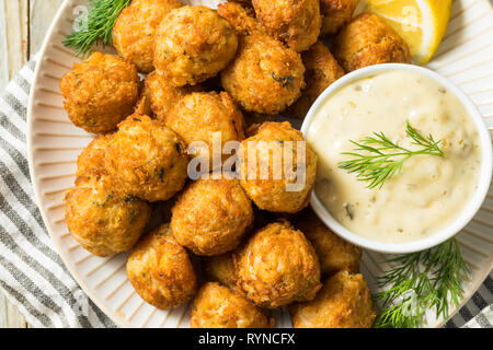 Hausgemachte Meeresfrüchte Mini Crab Cake Kugeln mit Sauce Tartar Stockfoto