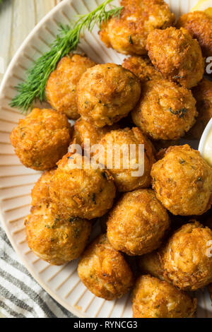 Hausgemachte Meeresfrüchte Mini Crab Cake Kugeln mit Sauce Tartar Stockfoto