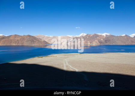 Zwei biker Reisen auf Motorrädern in der schönen Landschaft von Pangong Tso (pangong See) und die umliegenden Berge, Ladakh, Indien Stockfoto