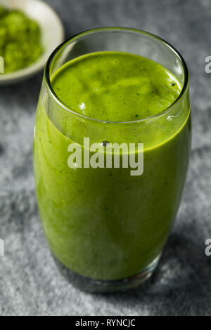 Gesunde hausgemachte Matcha Frühstück Smoothie mit Spinat und Banane Stockfoto