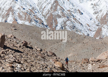 Einsame männliche Trekker wandern in den Bergen in der Gegend von Merak Dorf, Pangong Tso, Ladakh, Indien Stockfoto