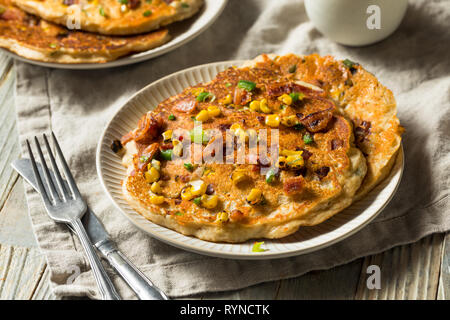 Gesunde Hausgemachte herzhafte Pfannkuchen mit Zwiebel und Speck Mais Stockfoto