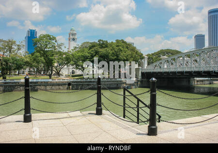 Blick über den Singapore River in Richtung der Anderson Bridge und Victoria Theater, Singapur Stockfoto