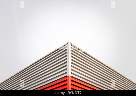 Abstrakte Architektur Detail einer Fabrik Dach Ecke an einem bewölkten Himmel mit Kopie Raum Stockfoto