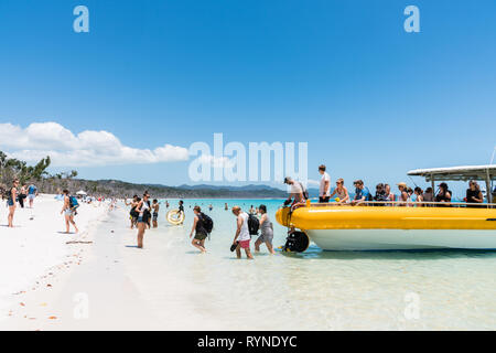 Hamilton Island, Australien - 7 November 2017: Touristen an Land kommen auf wunderschönen Whitehaven Beach in den Whitsundays, Queensland, Australien Stockfoto