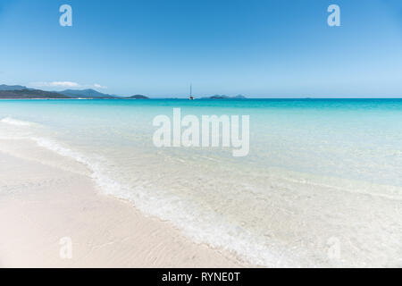 Weißer Quarzsand Strand mit türkisblauen Wasser von Whitehaven Beach, Whitsundays, Australien Stockfoto