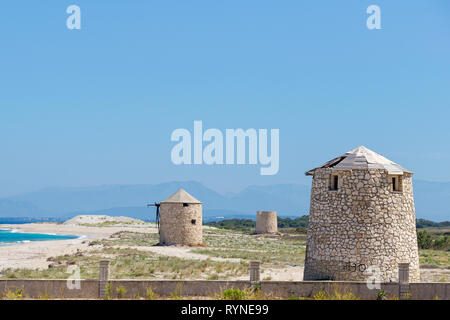 Alte Windmühlen am Strand von Agios Ioannis, Lefkada (Lefkas), Griechenland Stockfoto