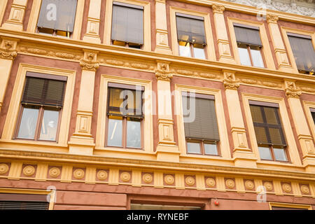 Alte Gebäude mit großen Fenstern in Oslo, Norwegen. Stockfoto