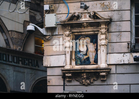 Genua, Italien - November 04, 2018 - Madonna Heiligtum auf der Fassade des alten Hauses in Genua Stockfoto