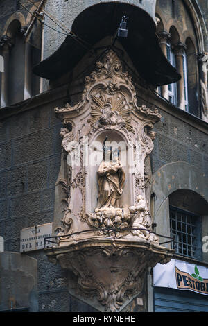 Genua, Italien - November 04, 2018 - Madonna Heiligtum auf der Fassade des alten Hauses in Genua Stockfoto