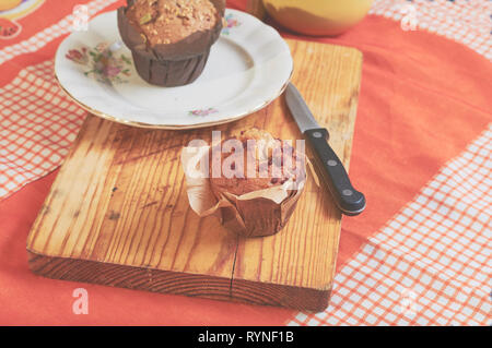 Whole-grain Zimt und Apfel Muffins mit Samen Stockfoto