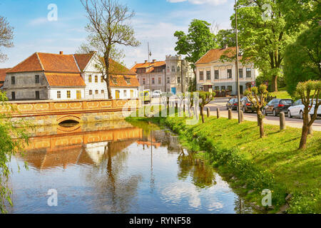 Die Brücke über den Fluss in der kleinen lettischen Stadt Kuldiga Stockfoto