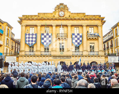 Soldaten, Köche Trommler drumming am Tamborrada, die Parade Trommel am Tag von San Sebastian, Schirmherr des Festes von San Sebastian, Spanien gefeiert. Stockfoto