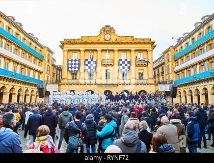 Soldaten, Köche Trommler drumming am Tamborrada, die Parade Trommel am Tag von San Sebastian, Schirmherr des Festes von San Sebastian, Spanien gefeiert. Stockfoto