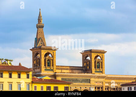 Florenz, Italien - 24. Oktober 2018: Nationalbibliothek Ansicht mit Turm und traditionellen italienischen Häuser in der Nähe des Flusses Arno, Florenz, Italien Stockfoto