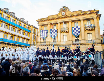 Soldaten, Köche Trommler drumming am Tamborrada, die Parade Trommel am Tag von San Sebastian, Schirmherr des Festes von San Sebastian, Spanien gefeiert. Stockfoto