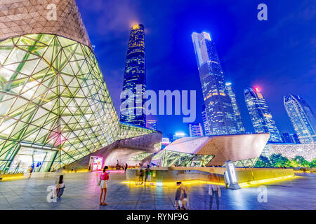 GUANGZHOU, China - 23. Oktober: Moderne Architektur des Guangzhou Opernhaus und die Innenstadt von städtischen Gebäude in der Nacht vom 23. Oktober 2018 in Guangzhou Stockfoto