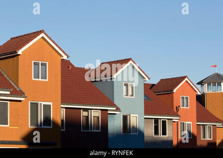 Bunte Häuser am Wasser am Reitdiep Reitdiephaven (Marina) in Groningen, Niederlande. Dieses Gebäude durch Skandinavien inspiriert Stockfoto