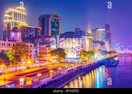 GUANGZHOU, China - 25. Oktober: Nachtansicht der Flußufer Hochhaus Stadt Gebäude in der Innenstadt entlang des Pearl River am 24. Oktober 2018 in Guan Stockfoto