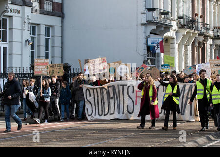 Die Menschen gehen in einer Demonstration mit Spruchbändern in der Mitte Von Amsterdam Stockfoto