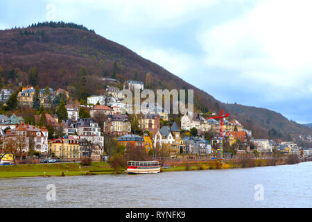 Blick von der Theodor-Heuss-Brücke über den Neckar und Heiligenberg Hügel mit Gebäuden als Teil der Deutschen Odenwald in Heidelberg. Stockfoto