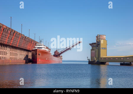 Great Lakes Frachter an einem erz Dock am Lake Superior. Konzepte könnte Schifffahrt, Industrie, Transport, andere gehören. Kopieren Sie Platz im Himmel. Stockfoto