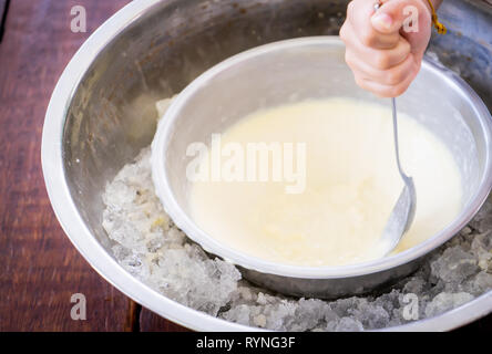Kinder hand Heimat, Eis mit iced Schüssel gemacht. Stockfoto