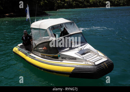 Eine Rippe von der Abteilung der Erhaltung (DOC) auf der Marlborough Sounds verwendet, Neuseeland, die Rümpfe der Boote für marine Antifouling Schädlinge zu prüfen. Stockfoto