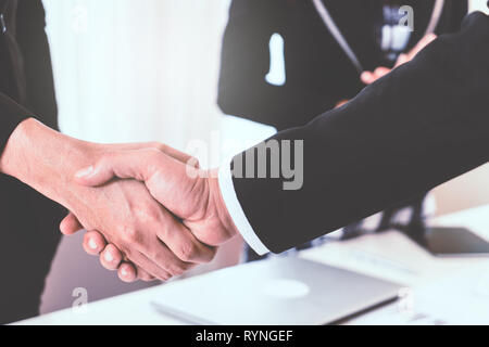 Business die Hand schütteln zwischen corperate Executive Stockfoto