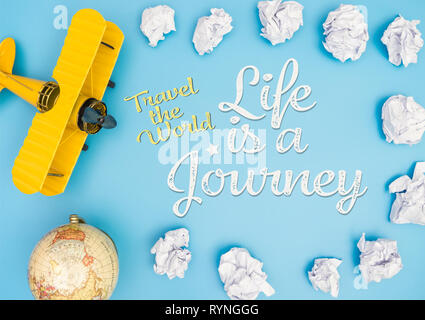 Reisen Sie um die Welt das Leben ist eine Reise Konzept mit Papier cloud und Spielzeug Flugzeug Stockfoto