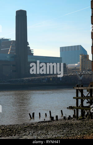 Eine vertikale Ansicht von der Tate Modern Art Gallery und die Millennium Bridge von Queenhithe Nordufer der Themse in London, England, UK KATHY DEWITT Stockfoto