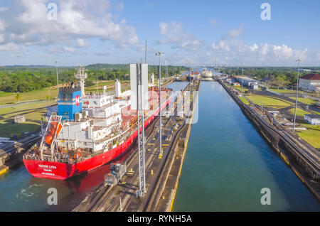 Auf der Suche nach Panama Canal als Rote Frachtschiff Transite Gatun Schleusen Stockfoto