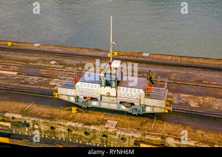 Panamakanal Blick auf elektrische Lokomotive namens ein Maultier, die Schiffe, die durch Panamal Canal Stockfoto